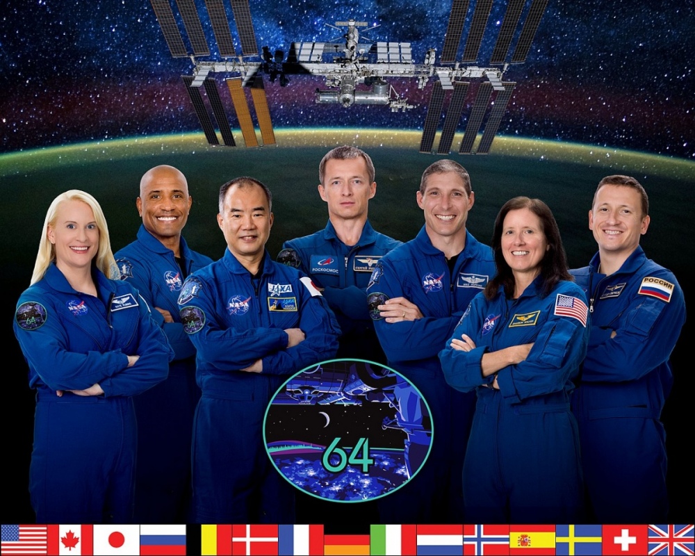 1280px-Expedition_64_crew_portrait.jpg