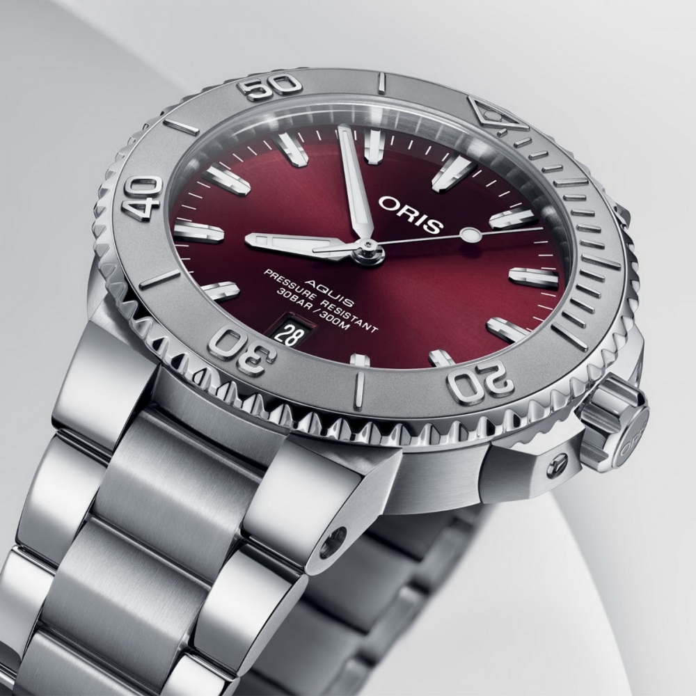 ORIS Aquis Date CHERRY RED 02.jpg