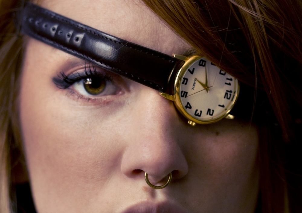 eye_clock_face_closeup_gold_time_watch_wristwatch-935347.jpg