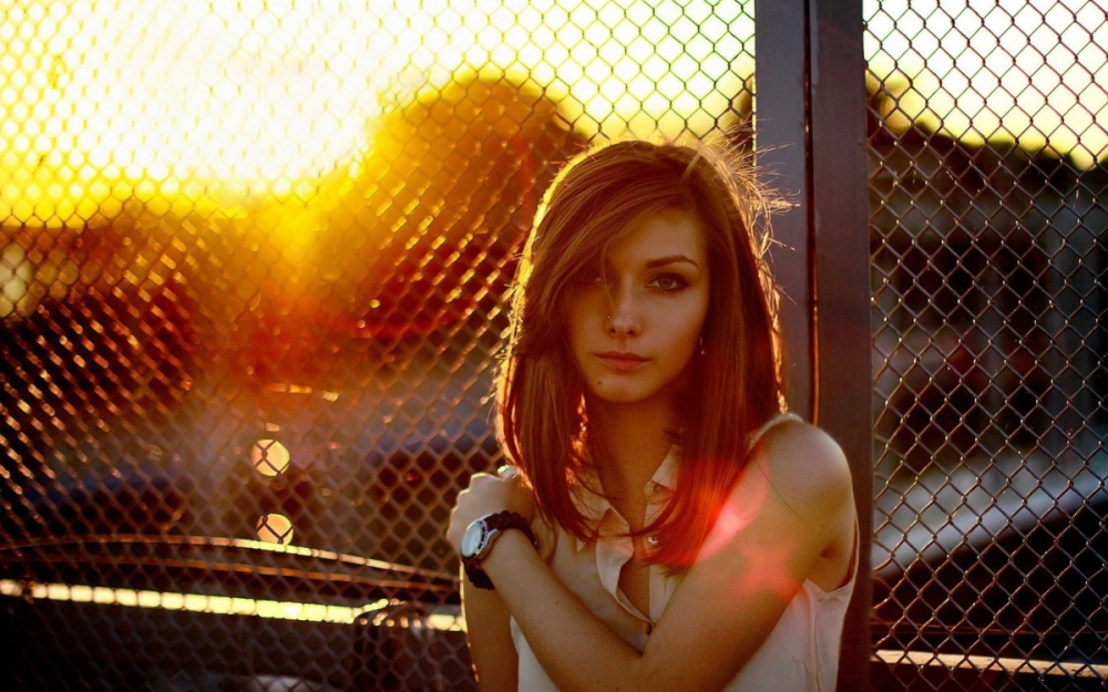 piercing_brunette_sunlight_women_fence_watch_women_outdoors-199687.jpg