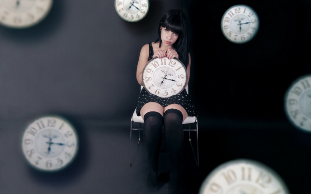 women_clocks-156520.jpg