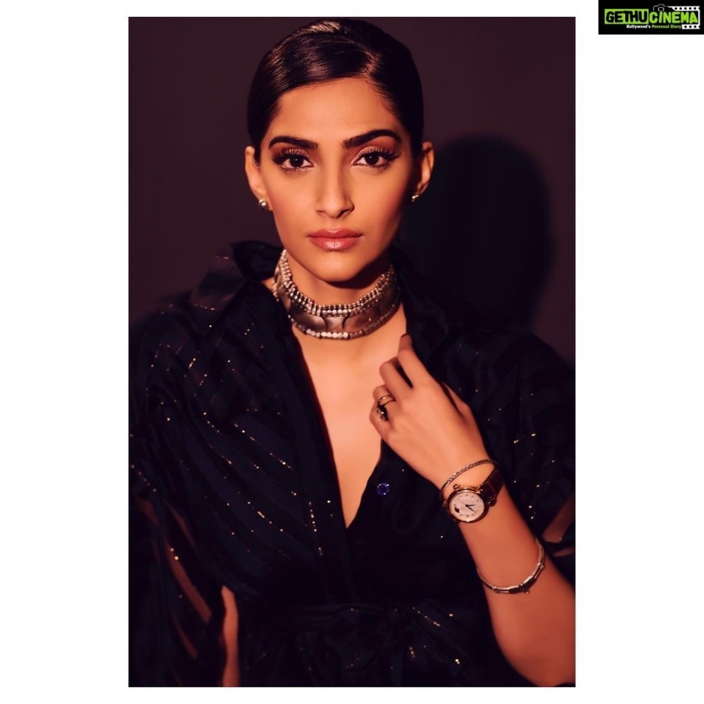 SonamKapoor-1081.thumb.jpg.c5696a1e9d668c6fd32f53b78eb64c79.jpg