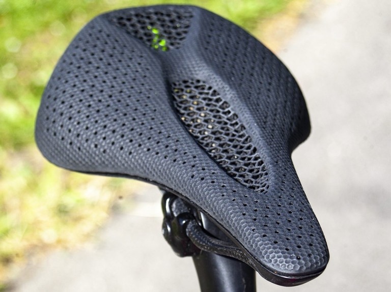 specialized_mirror_saddle_woz_7-8845708-e1591109843508.jpg.ae2a8f9409556f40e706b411b3bf39ca.jpg