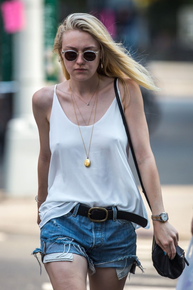 Dakota-Fanning-Braless-1.thumb.jpg.e72677e8f041f145a7830233b0ceb231.jpg