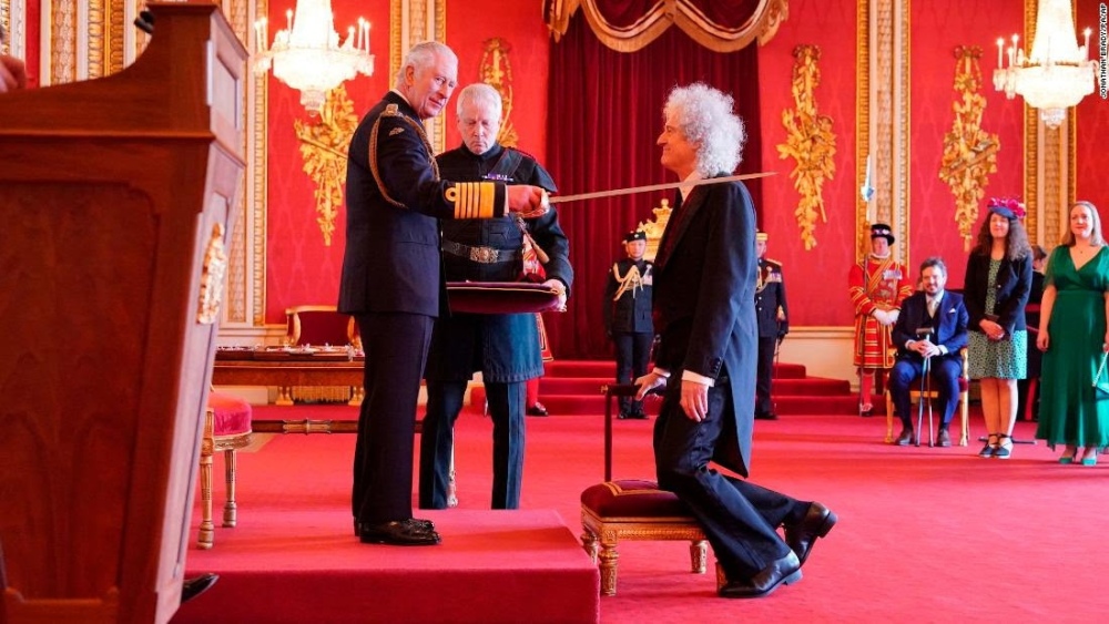 19-41-34-230315050247-01-brian-may-knighting-031423-super-169.jpg