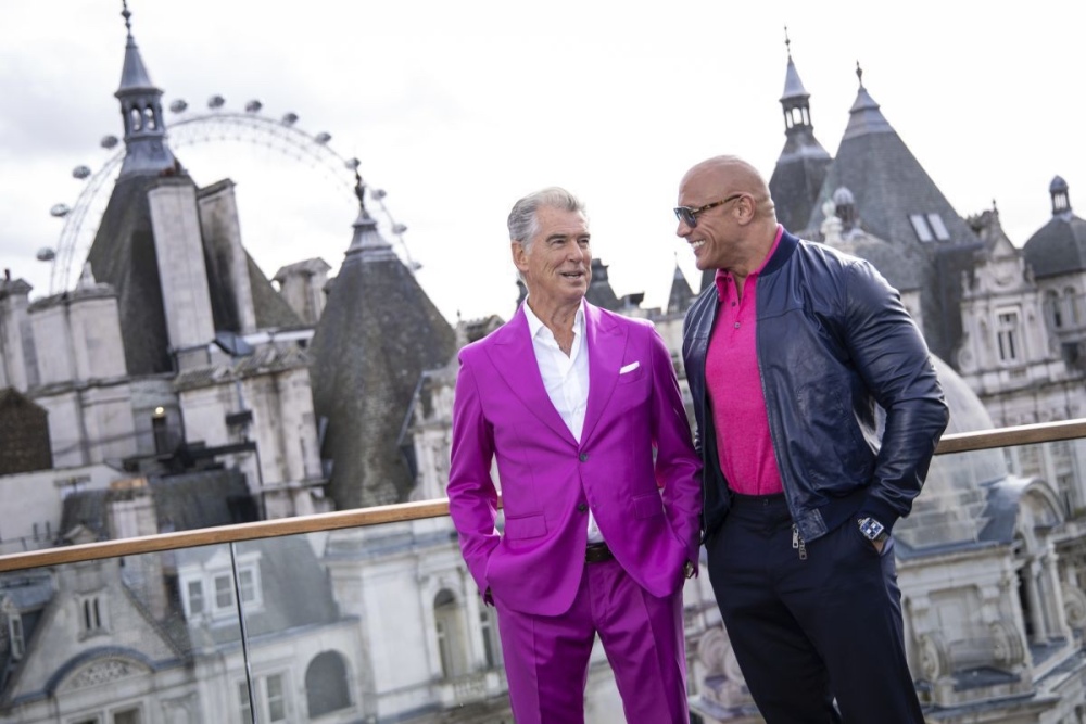 pierce-brosnan-a-dwayne-johnson_01-galeria.jpg