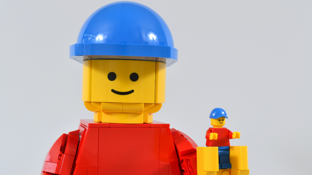 LEGO-40649-Up-Scaled-LEGO-Minifigure-featured-image.png