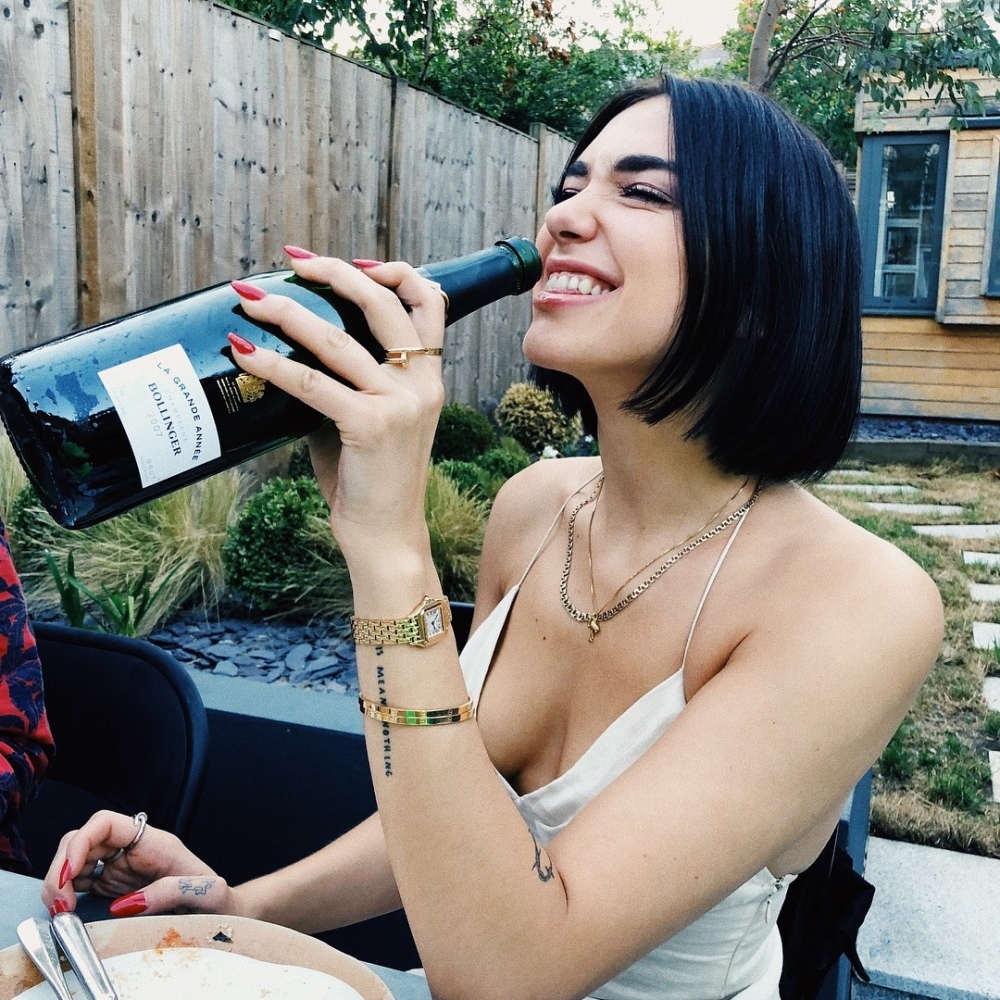 Dua-Lipa-1.thumb.jpg.8b57bbcadb88768981117c7eb75d9b0e.jpg