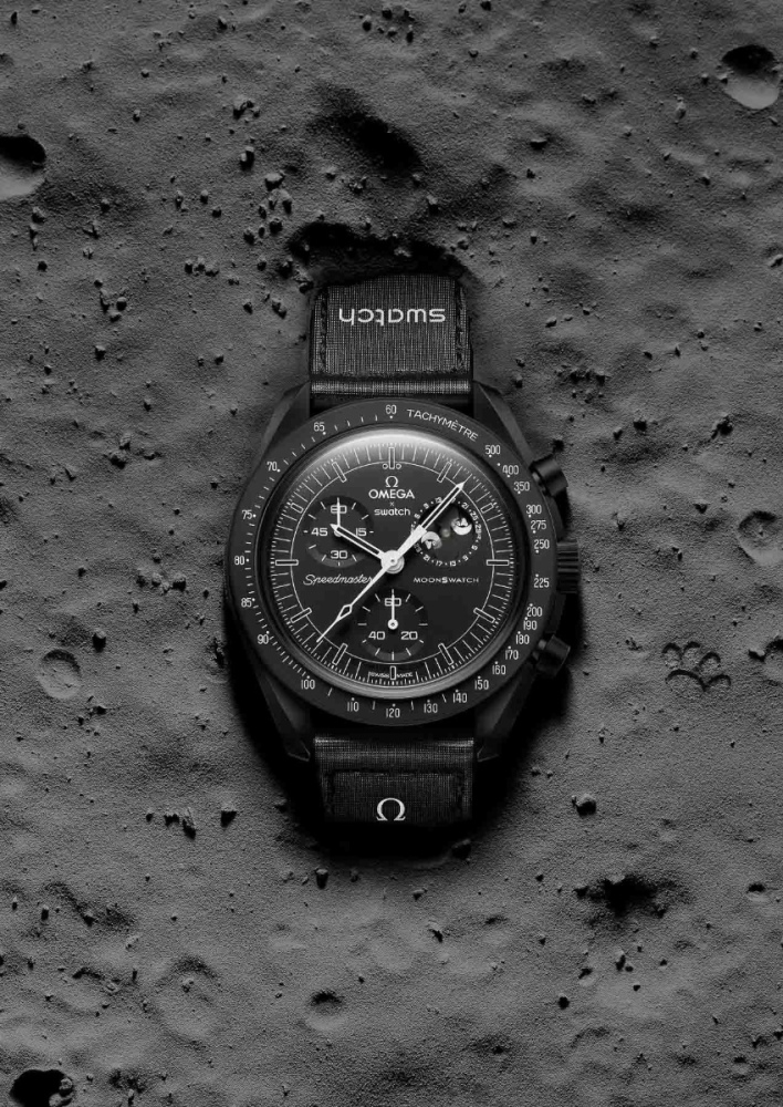 sc01_24_BioceramicMoonSwatch_MissionToTheMoonphase_NewMoon_ambiance.jpg