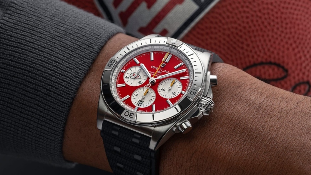 Breitling-Chronomat-B01-42-Kansas-City-Chiefs_7_Rubber-1750x986.jpg